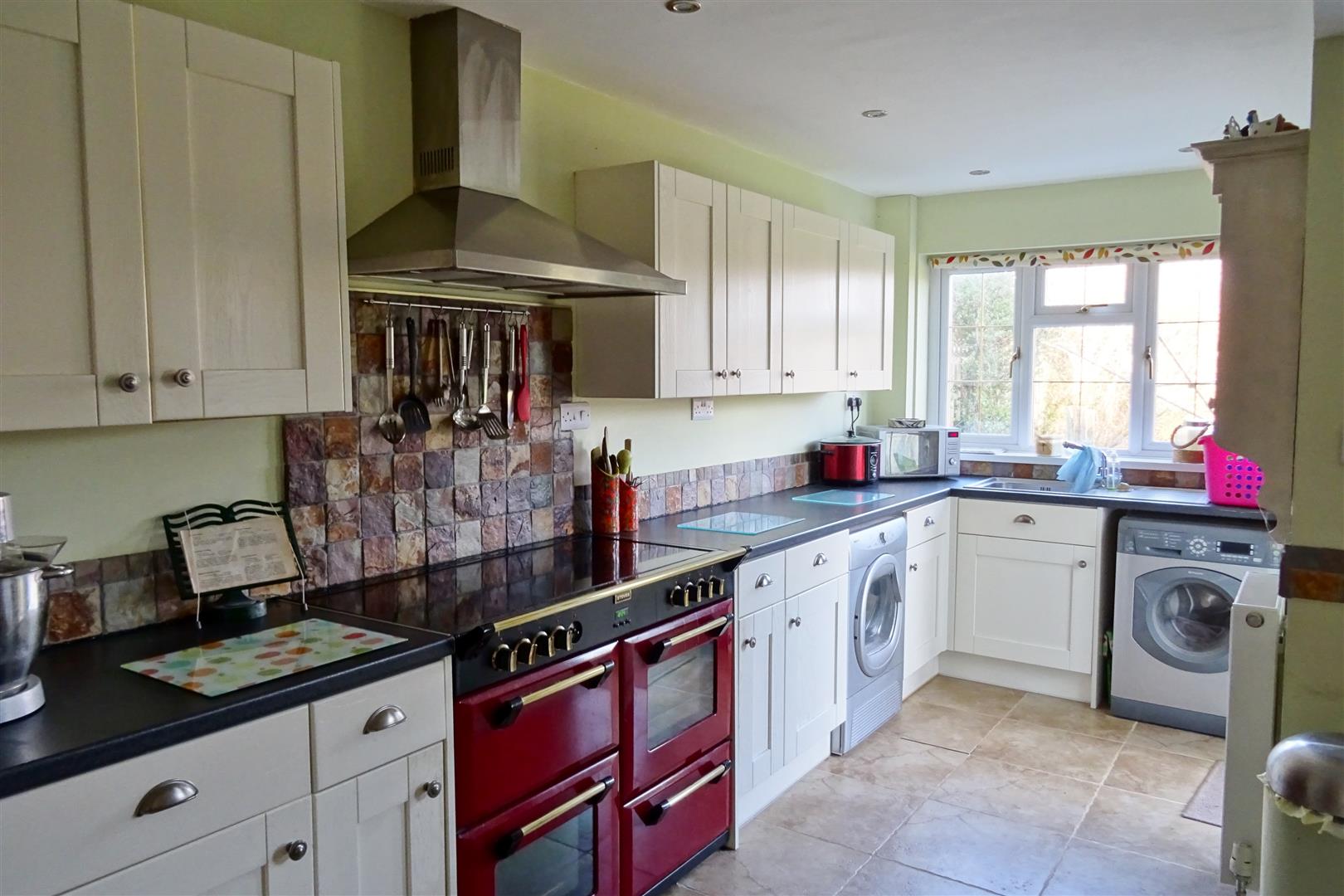 Kitchen/Breakfast Room: